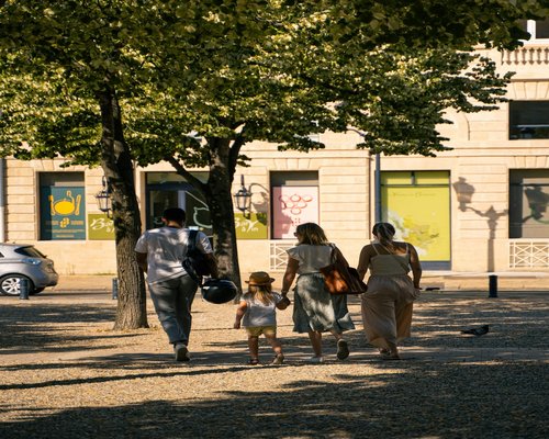 Familie geht gemeinsam zu Fuß einkaufen